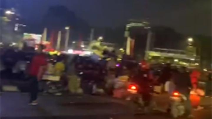 Massa Buruh Masih Bertahan di Patung Kuda, Pasukan Polisi dan TNI Bersiaga di Monas